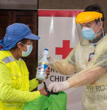 Con 27 mil botellas de cloro donadas a comunas vulnerables continúa la cruzada para apoyar a la desinfección de hogares Con 27 mil botellas de cloro donadas a comunas vulnerables continúa la cruzada para apoyar a la desinfección de hogares