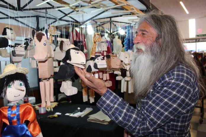 Gerardo Astudillo: 25 años haciendo marionetas de madera para estimular la imaginación de los niños