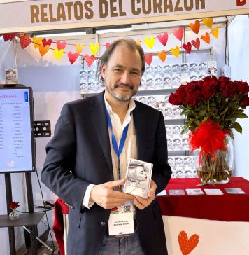 Feria Internacional del Libro de Santiago "Relatos del Corazón. 99+1 cuentos de amor": la novedosa forma de escribir microcuentos de amor en tarjetas para descubrir y compartir.