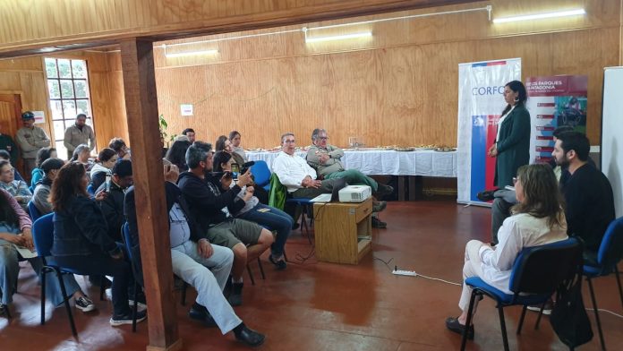 En sector Correntoso Inauguran panel informativo en parque nacional Alerce Andino