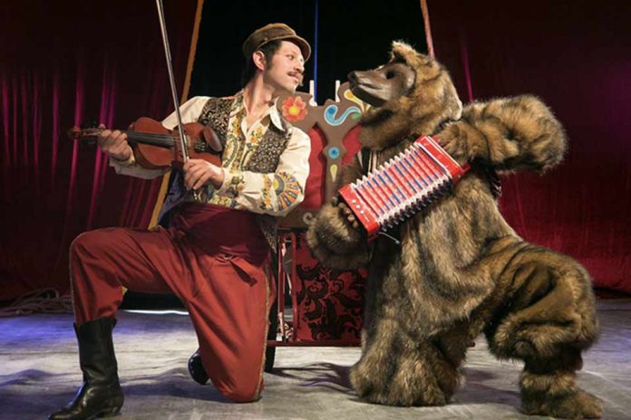 Espectáculo de circo-teatro “Ursaris, el último encantador de osos” llega a Lo Barnechea para acompañar las vacaciones de verano
