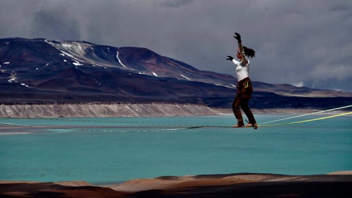 Chilenos lograron récord mundial de Highline en el volcán más alto de la tierra