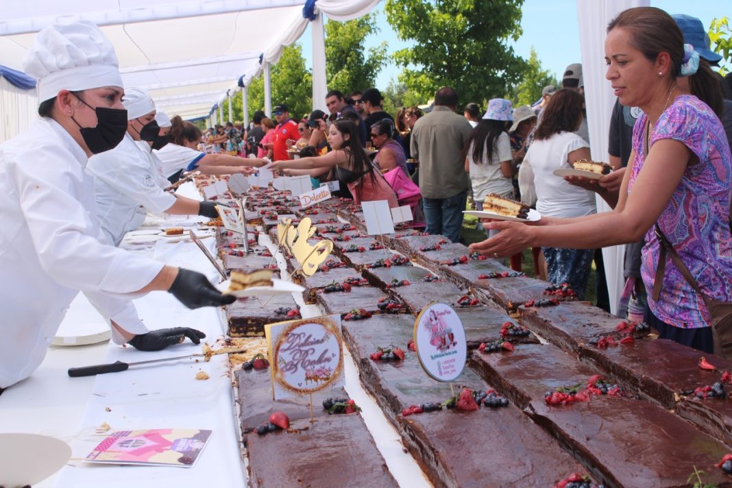 La Torta más larga de Chile se realizó en la comuna de Ñiquén