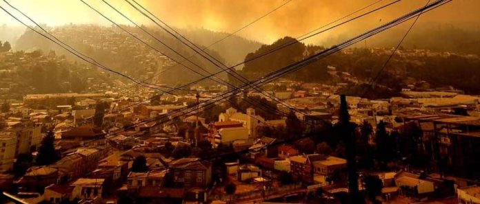 Residentes de Fundación Las Rosas fueron evacuados producto del incendio forestal de Arauco