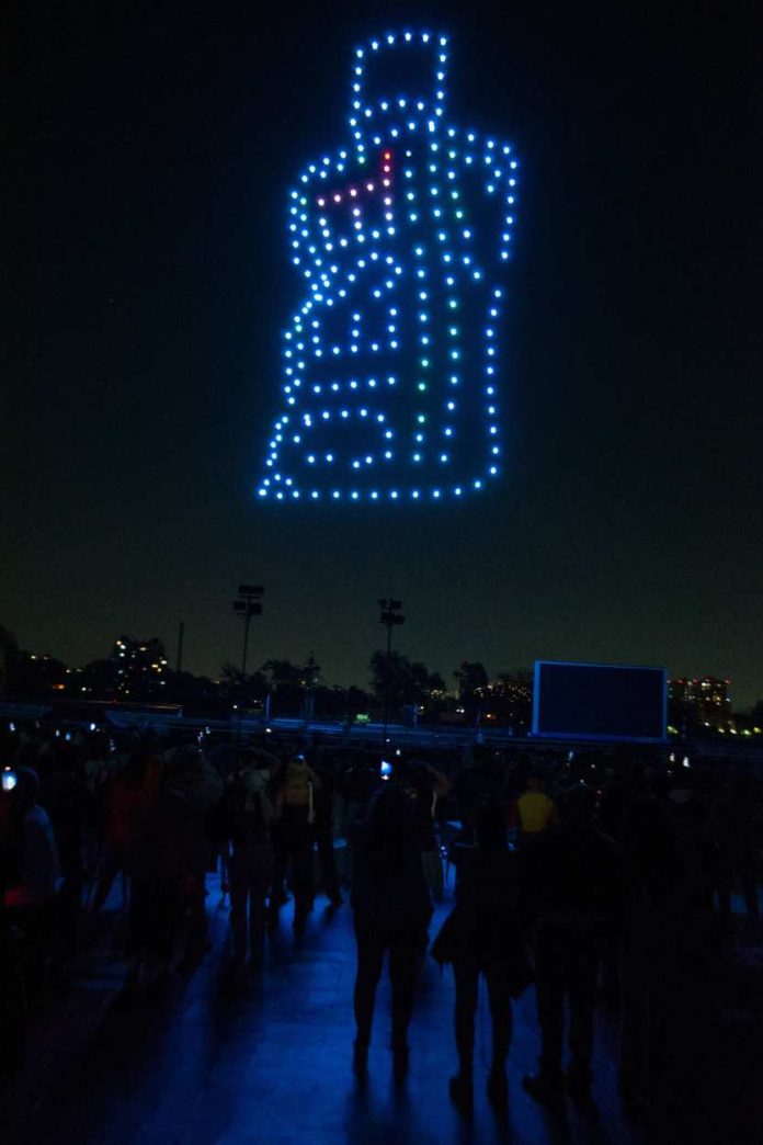 300 drones iluminaron el cielo de Santiago para el lanzamiento de D by Diesel