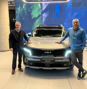 Fernando González sigue y renueva su compromiso con KIA