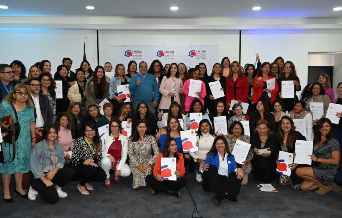 Más de 60 ariqueñas se certifican en escuela para empresarias