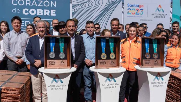 En Minera Centinela se dan a conocer las medallas de Santiago 2023, con corazón de cobre