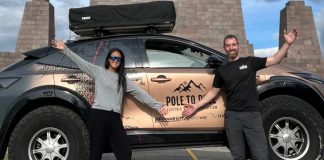 La expedición de vehículos eléctricos Pole to Pole cruza la línea del ecuador