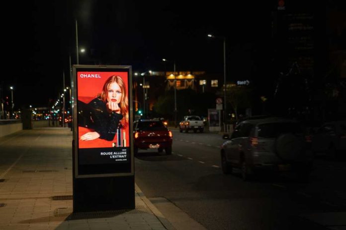 El mundo digital llega hasta la vía pública: nueva forma de publicidad disruptiva hace su aparición en Chile