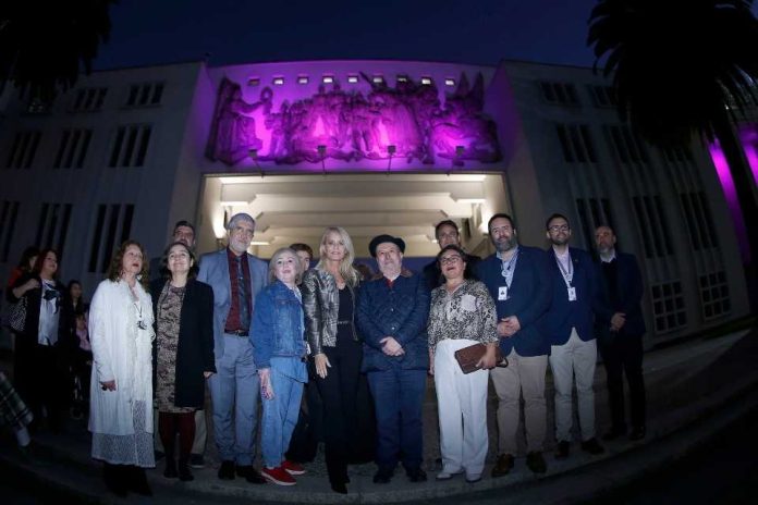 Estée Lauder Companies ilumina el Arco de Medicina de la Universidad de Concepción para conmemorar el Mes del cáncer de mama