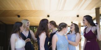 Cómo elegir el vestido y la cartera de fiesta perfectos