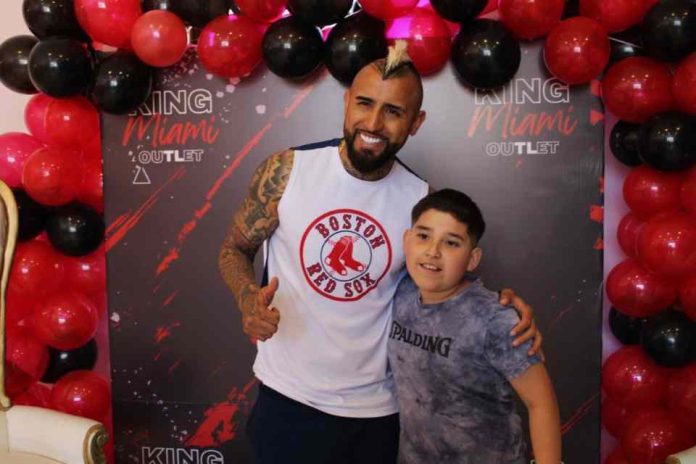 Arturo Vidal llega a patio outlet peñuelas a inaugurar nueva tienda “King miami outlet”