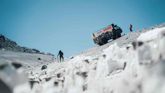 Equipo suizo sube por primera vez el volcán Ojos del Salado en camión propulsado por energía solar