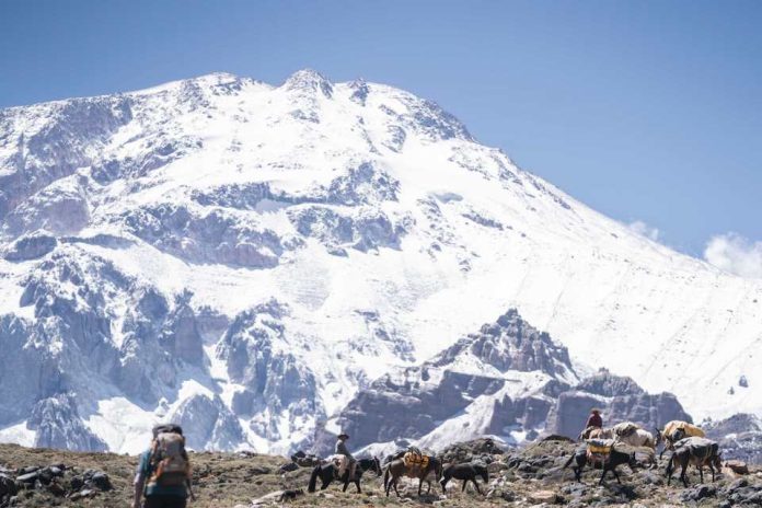 Gobierno de Santiago y Fundación DeporteLibre firman acuerdo para fortalecer el turismo de montaña en San José de Maipo