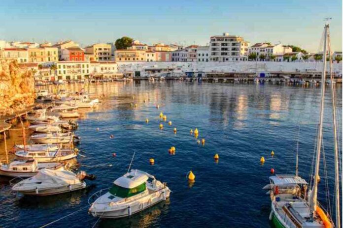 Menorca se alza como alternativas más buscadas entre los chilenos que buscan invertir en el extranjero