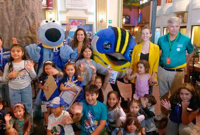 Junto a Fiú, niñas y niños juegan a ser censistas en Kidzania