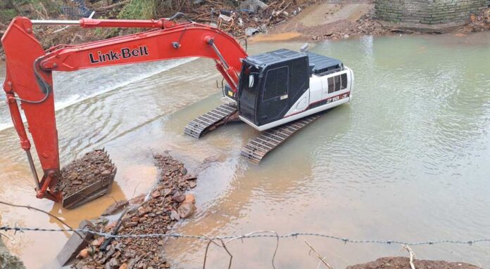 Excavadora y empleado de Link-Belt completan 1 mes trabajando en la reconstrucción de RS