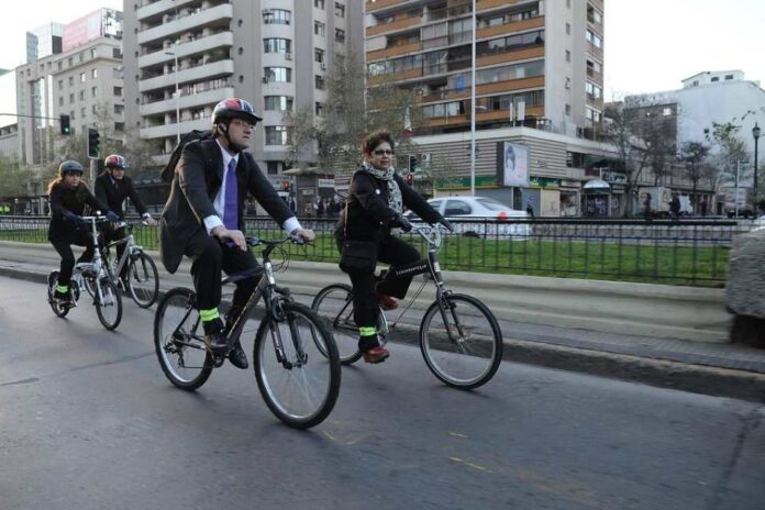 Radiografía a los Ciclistas del Gran Santiago un 89% de los ciclistas dice sentirse inseguro al transitar por las calles sin ciclovía