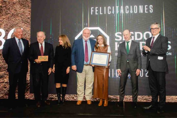 Premio CBC 2024: Corporación de Bienes de Capital reconoce a las empresas Sigdo Koppers Ingeniería y Construcción S.A. y Oxiquim S.A.