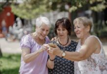 Solo la mitad de los adultos mayores chilenos tiene un smartphone para comunicarse