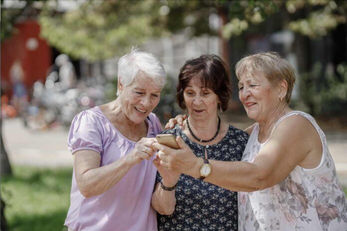 Solo la mitad de los adultos mayores chilenos tiene un smartphone para comunicarse