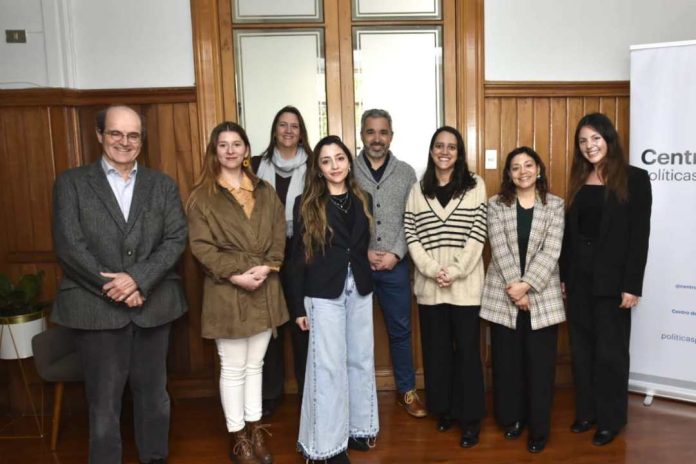 Centro de Políticas Públicas UC y la Secretaría Técnica de la Mesa Multiactor del Salar de Atacama firman acuerdo para el desarrollo de un curso formativo para sus miembros