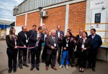 Inauguran moderno Centro de Innovación Alimentaria en Coronel que permitirá escalar productos del sur de Chile ● Su objetivo es proporcionar un espacio para que startups, pymes y grandes empresas del Biobío y el sur del país puedan desarrollar proyectos de pilotaje y prototipado de alimentos. Coronel, 15 de octubre de 2024 – El Centro Tecnológico para la Innovación Alimentaria (CeTA) y Orizon Seafood, perteneciente a Nutrisco, inauguraron hoy en Coronel un nuevo Centro de Innovación Alimentaria que impulsará el desarrollo de productos basados en materias primas locales, y potenciará la economía en la región del Biobío y la zona sur de Chile. Emplazado en el centro productivo principal de Orizon Seafood, en la comuna de Coronel, la recién inaugurada planta de CeTA pone a disposición de la región del Biobío y de las regiones de La Araucanía, Los Ríos y Los Lagos, un espacio 235 metros cuadrados con maquinaria de primer nivel, laboratorios con tecnología de punta, áreas de desarrollo de productos, líneas de producción y asesoría de profesionales altamente calificados. Su objetivo es disponibilizar la infraestructura para que startups, pymes y grandes empresas puedan desarrollar proyectos de pilotaje y prototipado de alimentos que busquen satisfacer las nuevas demandas de consumidores más exigentes, así como también colaborar con las necesidades de la industria agrícola y pesquera de la zona. "El objetivo de CeTA es contribuir a diversificar el portafolio de productos alimenticios de Chile y añadir valor a lo largo de toda la cadena productiva. Para dar respuesta efectiva a este compromiso país, y con el apoyo de CORFO, nace CeTA Coronel, un espacio que nos enorgullece por la calidad de su infraestructura, tecnología y profesionales altamente calificados. Este centro atenderá de forma descentralizada y eficiente las necesidades de empresas y emprendedores de la macrozona sur que buscan innovar en sus productos, agregando más valor y satisfaciendo las necesidades de una sociedad que transita hacia una alimentación saludable, innovadora y sustentable. Esto ha sido posible gracias al respaldo de Orizon y Nutrisco, quienes han aportado y apoyado en forma incondicional al desarrollo regional", señaló Mariana Soto Urzúa, presidenta del Directorio de CeTA. De este modo, el nuevo Centro de Innovación CeTA Sur permitirá realizar procesos de deshidratación convectivo y al vacío, prensado y extracción de jugos, diferentes tipos de moliendas, tamizado, emulsiones, concentración, pasteurización y esterilización, además de contar con líneas de envasado y una unidad de packaging. La inauguración del Centro de Innovación CeTA Sur marca un hito importante en el compromiso de CeTA y Orizon Seafood ¬con la innovación y el desarrollo sostenible en la industria alimentaria de Chile, basada en la convicción de que se debe dinamizar y descentralizar el ecosistema de innovación y emprendimiento en Chile. “En Nutrisco estamos muy orgullosos de compartirles el propósito de Orizon Seafood: liderar la nutrición sostenible desde el mar. Esto nos lleva a estar permanentemente fomentando la innovación, para que nos permita elaborar productos de mejor calidad y con el menor impacto posible en el medioambiente. En este sentido, que pongamos en marcha este centro es un hito tremendamente relevante, ya que se deja a disposición la tecnología más avanzada para que el ecosistema de innovación y emprendimiento alimentario de la región del Biobío se desarrolle sin límites”, agregó el gerente general de Nutrisco, Rigoberto Rojo. “El trabajo colaborativo y la alianza público – privada son esenciales para cumplir nuestro propósito en cuanto a innovación y emprendimiento, junto con enriquecer y dinamizar este ecosistema de forma descentralizada. El CeTA representa el último paso antes de que un producto llegue al mercado, por lo que estamos comprometidos en ser socios aportantes de infraestructura para que startups, pymes y grandes empresas puedan desarrollar proyectos de prototipaje y pilotaje que aporten al desarrollo de la innovación alimentaria desde esta región”, explicó Andrés Barros, gerente de asuntos corporativos e innovación de Nutrisco. Esta alianza estratégica entre CeTA, y Nutrisco, ya había dado origen en 2020 al Centro de Innovación CeTA Zona Norte, ubicado en la Planta de Orizon en la Pampilla de Coquimbo. Hoy se reedita el compromiso de las partes al instalar el Centro de Innovación Zona Sur en la comuna de Coronel, que pretende transformarse en un hub de innovación y un motor de crecimiento para la región y la zona sur de Chile.