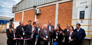 Inauguran moderno Centro de Innovación Alimentaria en Coronel que permitirá escalar productos del sur de Chile ● Su objetivo es proporcionar un espacio para que startups, pymes y grandes empresas del Biobío y el sur del país puedan desarrollar proyectos de pilotaje y prototipado de alimentos. Coronel, 15 de octubre de 2024 – El Centro Tecnológico para la Innovación Alimentaria (CeTA) y Orizon Seafood, perteneciente a Nutrisco, inauguraron hoy en Coronel un nuevo Centro de Innovación Alimentaria que impulsará el desarrollo de productos basados en materias primas locales, y potenciará la economía en la región del Biobío y la zona sur de Chile. Emplazado en el centro productivo principal de Orizon Seafood, en la comuna de Coronel, la recién inaugurada planta de CeTA pone a disposición de la región del Biobío y de las regiones de La Araucanía, Los Ríos y Los Lagos, un espacio 235 metros cuadrados con maquinaria de primer nivel, laboratorios con tecnología de punta, áreas de desarrollo de productos, líneas de producción y asesoría de profesionales altamente calificados. Su objetivo es disponibilizar la infraestructura para que startups, pymes y grandes empresas puedan desarrollar proyectos de pilotaje y prototipado de alimentos que busquen satisfacer las nuevas demandas de consumidores más exigentes, así como también colaborar con las necesidades de la industria agrícola y pesquera de la zona. "El objetivo de CeTA es contribuir a diversificar el portafolio de productos alimenticios de Chile y añadir valor a lo largo de toda la cadena productiva. Para dar respuesta efectiva a este compromiso país, y con el apoyo de CORFO, nace CeTA Coronel, un espacio que nos enorgullece por la calidad de su infraestructura, tecnología y profesionales altamente calificados. Este centro atenderá de forma descentralizada y eficiente las necesidades de empresas y emprendedores de la macrozona sur que buscan innovar en sus productos, agregando más valor y satisfaciendo las necesidades de una sociedad que transita hacia una alimentación saludable, innovadora y sustentable. Esto ha sido posible gracias al respaldo de Orizon y Nutrisco, quienes han aportado y apoyado en forma incondicional al desarrollo regional", señaló Mariana Soto Urzúa, presidenta del Directorio de CeTA. De este modo, el nuevo Centro de Innovación CeTA Sur permitirá realizar procesos de deshidratación convectivo y al vacío, prensado y extracción de jugos, diferentes tipos de moliendas, tamizado, emulsiones, concentración, pasteurización y esterilización, además de contar con líneas de envasado y una unidad de packaging. La inauguración del Centro de Innovación CeTA Sur marca un hito importante en el compromiso de CeTA y Orizon Seafood ¬con la innovación y el desarrollo sostenible en la industria alimentaria de Chile, basada en la convicción de que se debe dinamizar y descentralizar el ecosistema de innovación y emprendimiento en Chile. “En Nutrisco estamos muy orgullosos de compartirles el propósito de Orizon Seafood: liderar la nutrición sostenible desde el mar. Esto nos lleva a estar permanentemente fomentando la innovación, para que nos permita elaborar productos de mejor calidad y con el menor impacto posible en el medioambiente. En este sentido, que pongamos en marcha este centro es un hito tremendamente relevante, ya que se deja a disposición la tecnología más avanzada para que el ecosistema de innovación y emprendimiento alimentario de la región del Biobío se desarrolle sin límites”, agregó el gerente general de Nutrisco, Rigoberto Rojo. “El trabajo colaborativo y la alianza público – privada son esenciales para cumplir nuestro propósito en cuanto a innovación y emprendimiento, junto con enriquecer y dinamizar este ecosistema de forma descentralizada. El CeTA representa el último paso antes de que un producto llegue al mercado, por lo que estamos comprometidos en ser socios aportantes de infraestructura para que startups, pymes y grandes empresas puedan desarrollar proyectos de prototipaje y pilotaje que aporten al desarrollo de la innovación alimentaria desde esta región”, explicó Andrés Barros, gerente de asuntos corporativos e innovación de Nutrisco. Esta alianza estratégica entre CeTA, y Nutrisco, ya había dado origen en 2020 al Centro de Innovación CeTA Zona Norte, ubicado en la Planta de Orizon en la Pampilla de Coquimbo. Hoy se reedita el compromiso de las partes al instalar el Centro de Innovación Zona Sur en la comuna de Coronel, que pretende transformarse en un hub de innovación y un motor de crecimiento para la región y la zona sur de Chile.