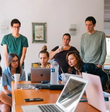 “Enseñando se aprende”: Último llamado a profesionales jóvenes que quieran transformar la educación del país