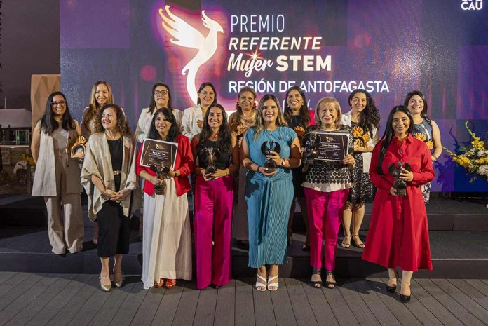 Cuarta edición del Premio LIQCAU - Mujeres en STEM reconoció a 14 líderes de la región de Antofagasta