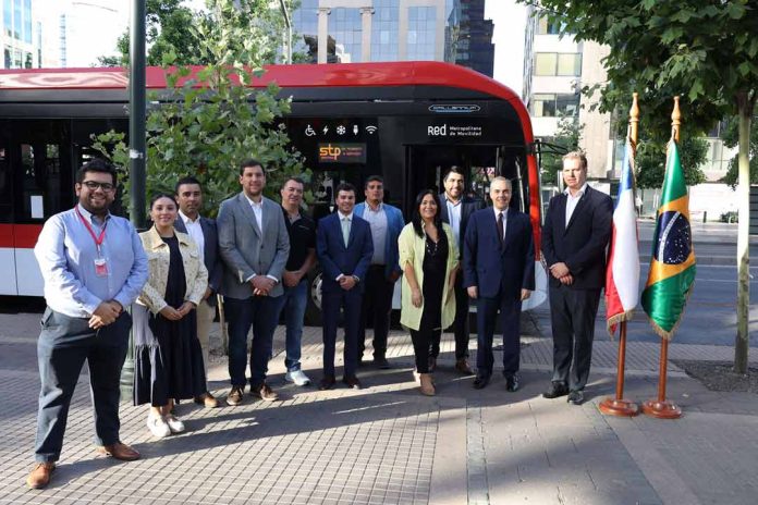 Chile avanza en movilidad sustentable con el primer bus eléctrico de Mercedes-Benz