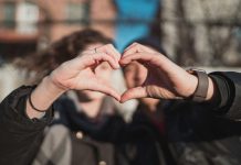 “Evita que te rompan el corazón y la cuenta bancaria” seis consejos para comprar seguro y sorprender en este San Valentín