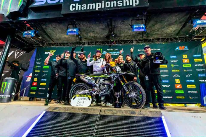 Triumph Factory Racing hace historia con su primer triunfo en el AMA Supercross