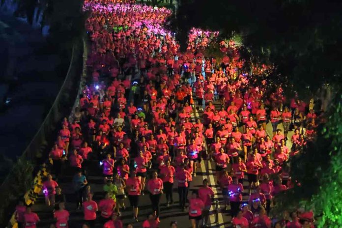 Más de 6 mil mujeres iluminaron la noche de fucsia en la emocionante carrera Women’s Night Out 2025