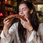 Pizza y felicidad: La ciencia detrás del placer de cada bocado en el Día de la Felicidad