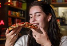 Pizza y felicidad: La ciencia detrás del placer de cada bocado en el Día de la Felicidad