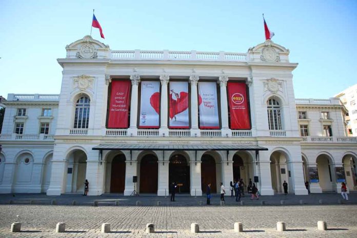 Teatro Municipal de Santiago estrena renovada fachada de su edificio