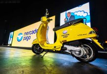 Asistió por primera vez a una feria fintech y se fue en una Vespa