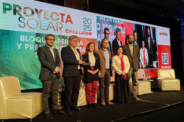 Director SERC Chile es reconocido con el Premio Proyecta Solar 2025 por su liderazgo en energía solar
