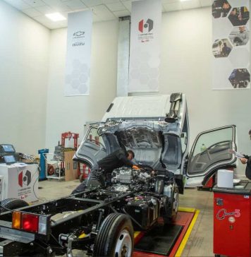 Dos técnicos de camiones Chevrolet-Isuzu representarán a Chile en mundial de Japón