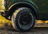 El neumático más resistente se vuelve aún más fuerte: BFGoodrich All-Terrain T/A KO3 llega al país La marca renueva su leyenda off-road con un neumático diseñado para la aventura en cualquier terreno. +15% de durabilidad y +20% de robustez y resistencia (respecto a su antecesor, el icónico BFGoodrich All-Terrain T/A KO2), ideal para los terrenos más exigentes. Desarrollados para SUVs y pickups, el segmento de mayor crecimiento en el mercado automotor. Santiago, 06 de mayo de 2025.- En el marco de un mercado automotriz en constante transformación, donde el segmento de las pickups y los SUVs se consolida como uno de los más dinámicos y aspiracionales, BFGoodrich lanza en Chile el nuevo All-Terrain T/A KO3, un neumático diseñado para superar todos los desafíos tanto dentro como fuera del asfalto. A diez años del lanzamiento del emblemático KO2, el KO3 llega para marcar un nuevo estándar en el segmento, combinando tecnología de competición, robustez inigualable y un estilo icónico que reafirma el espíritu off-road de la marca. Este nuevo neumático, tiene una amplia disponibilidad y está pensado tanto para los amantes del off-road como para quienes buscan un diseño robusto y prestaciones superiores en todos los terrenos, incluso en asfalto. “El KO3 representa un punto de inflexión para BFGoodrich en la región. Es un neumático que sintetiza todo nuestro ADN off-road, pero con una propuesta más versátil, pensada para un público más amplio y exigente. Hoy, nuestros consumidores no sólo buscan rendimiento extremo, sino también estética, seguridad, confort y eficiencia para su uso diario. El crecimiento del mercado de pickups y SUV nos desafió a evolucionar, y el KO3 es nuestra respuesta: más robusto, más durable y con la capacidad de adaptarse tanto a la ciudad como a los caminos más difíciles”, explicó Carlos Spinazzola, responsable de marketing-producto de autos y camionetas de BFGoodrich. En términos técnicos, las principales innovaciones del BFGoodrich All-Terrain T/A KO3 son: Durabilidad: su nueva banda de rodaje All-Terrain incluye un compuesto optimizado que ofrece hasta un 15% más de durabilidad* en comparación con su antecesor (el BFGoodrich All-Terrain T/A KO2). La estructura de área de contacto fue rediseñada para distribuir mejor la tensión durante el uso, lo que permite un desgaste más uniforme y prolonga la vida útil del neumático. Además, las laminillas 3D autoblocantes de profundidad total mejoran la rigidez de la banda de rodaje, reforzando la estabilidad en todo tipo de superficies. Robustez: el BFGoodrich All-Terrain T/A KO3 incorpora tecnología CoreGard®, con un hombro extendido hacia el lateral que protege la zona crítica del neumático contra golpes y cortes, una cualidad heredada del neumático de competición Baja T/A KR3, probado en las carreras más exigentes del off-road. Esta tecnología, combinada con un nuevo compuesto de goma más resistente, lo convierte en una herramienta ideal para condiciones severas fuera del camino, entregando una performance de resistencia 20% superior a su predecesor. Tracción: el rediseño de los hombros dentados, las nuevas barras anti-barro, junto con las laminillas 3D de profundidad total, le otorgan una mayor capacidad de tracción sobre nieve y barro, lo que, sumado a un patrón de escultura entrelazada en la banda de rodamiento y un nuevo compuesto de goma, le entregan mayor agarre y control también sobre piso mojado, logrando detenerse hasta 4,2 metros antes que su antecesor*, una diferencia clave en términos de seguridad. Estilo: el estilo, por su parte, también evoluciona. Presenta un diseño más agresivo, con letras blancas en relieve disponibles en más dimensiones y con mayor visibilidad. Además, incorpora el nuevo logo “Baja Champion”, y mejoras en la legibilidad de la información del neumático, que ahora se presenta con fuente más grande y destacada en todas sus dimensiones. Además de sus avances técnicos, el BFGoodrich All-Terrain T/A KO3 resuelve necesidades concretas para dos tipos de consumidores con deseos y expectativas diferentes. Por un lado, quienes viven, conducen y tienen un estilo de vida más urbano, valoran el diseño, la tecnología y el confort y a su vez buscan las últimas innovaciones que les brinden seguridad y status. Para ellos, este neumático entrega mayor confort y placer al manejar, seguridad, bajo nivel de ruido y una estética que sobresale. Por otro lado, el KO3 está pensado también para aquellos consumidores con un perfil predominantemente off-road que buscan explorar, superar desafíos y recorrer todo tipo de caminos. El KO3 les ofrecerá durabilidad, robustez, tracción, seguridad en condiciones extremas, resistencia y versatilidad para llegar a todos lados. El BFGoodrich All-Terrain T/A KO3 introducirá en Chile más de 60 dimensiones, de las cuales 7 de ellas son dimensiones nuevas en la gama All-Terrain. 48 de ellas llegarán al país en el transcurso de 2025 para completar el portafolio a finales del 2026, transformándose en la gama más importante de la marca en nuestro país. Todas ellas serán compatibles con los principales modelos de camionetas, SUVs y vehículos todo-terreno en aros de 15” a 22” del mercado chileno, como por ejemplo Toyota Hilux, Fortuner; Ford Ranger, F-150, Bronco; Chevrolet S-10, Trailblazer, Silverado; RAM Rampage, 1500, 2500; Jeep Wrangler, Volkswagen Amarok, Nissan Frontirer; Mitsubishi L200 y muchos más. Este neumático está disponible en los puntos de venta de la red Michelin. Con este lanzamiento, BFGoodrich refuerza su posicionamiento como referente en el segmento All-Terrain, ofreciendo un producto que responde a las nuevas expectativas de cualquier tipo de consumidor: más durabilidad, más robustez, más tracción, más diseño con una identidad clara, alineada con la pasión por la aventura. *Estudios internos realizados por la empresa.