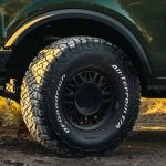 El neumático más resistente se vuelve aún más fuerte: BFGoodrich All-Terrain T/A KO3 llega al país La marca renueva su leyenda off-road con un neumático diseñado para la aventura en cualquier terreno. +15% de durabilidad y +20% de robustez y resistencia (respecto a su antecesor, el icónico BFGoodrich All-Terrain T/A KO2), ideal para los terrenos más exigentes. Desarrollados para SUVs y pickups, el segmento de mayor crecimiento en el mercado automotor. Santiago, 06 de mayo de 2025.- En el marco de un mercado automotriz en constante transformación, donde el segmento de las pickups y los SUVs se consolida como uno de los más dinámicos y aspiracionales, BFGoodrich lanza en Chile el nuevo All-Terrain T/A KO3, un neumático diseñado para superar todos los desafíos tanto dentro como fuera del asfalto. A diez años del lanzamiento del emblemático KO2, el KO3 llega para marcar un nuevo estándar en el segmento, combinando tecnología de competición, robustez inigualable y un estilo icónico que reafirma el espíritu off-road de la marca. Este nuevo neumático, tiene una amplia disponibilidad y está pensado tanto para los amantes del off-road como para quienes buscan un diseño robusto y prestaciones superiores en todos los terrenos, incluso en asfalto. “El KO3 representa un punto de inflexión para BFGoodrich en la región. Es un neumático que sintetiza todo nuestro ADN off-road, pero con una propuesta más versátil, pensada para un público más amplio y exigente. Hoy, nuestros consumidores no sólo buscan rendimiento extremo, sino también estética, seguridad, confort y eficiencia para su uso diario. El crecimiento del mercado de pickups y SUV nos desafió a evolucionar, y el KO3 es nuestra respuesta: más robusto, más durable y con la capacidad de adaptarse tanto a la ciudad como a los caminos más difíciles”, explicó Carlos Spinazzola, responsable de marketing-producto de autos y camionetas de BFGoodrich. En términos técnicos, las principales innovaciones del BFGoodrich All-Terrain T/A KO3 son: Durabilidad: su nueva banda de rodaje All-Terrain incluye un compuesto optimizado que ofrece hasta un 15% más de durabilidad* en comparación con su antecesor (el BFGoodrich All-Terrain T/A KO2). La estructura de área de contacto fue rediseñada para distribuir mejor la tensión durante el uso, lo que permite un desgaste más uniforme y prolonga la vida útil del neumático. Además, las laminillas 3D autoblocantes de profundidad total mejoran la rigidez de la banda de rodaje, reforzando la estabilidad en todo tipo de superficies. Robustez: el BFGoodrich All-Terrain T/A KO3 incorpora tecnología CoreGard®, con un hombro extendido hacia el lateral que protege la zona crítica del neumático contra golpes y cortes, una cualidad heredada del neumático de competición Baja T/A KR3, probado en las carreras más exigentes del off-road. Esta tecnología, combinada con un nuevo compuesto de goma más resistente, lo convierte en una herramienta ideal para condiciones severas fuera del camino, entregando una performance de resistencia 20% superior a su predecesor. Tracción: el rediseño de los hombros dentados, las nuevas barras anti-barro, junto con las laminillas 3D de profundidad total, le otorgan una mayor capacidad de tracción sobre nieve y barro, lo que, sumado a un patrón de escultura entrelazada en la banda de rodamiento y un nuevo compuesto de goma, le entregan mayor agarre y control también sobre piso mojado, logrando detenerse hasta 4,2 metros antes que su antecesor*, una diferencia clave en términos de seguridad. Estilo: el estilo, por su parte, también evoluciona. Presenta un diseño más agresivo, con letras blancas en relieve disponibles en más dimensiones y con mayor visibilidad. Además, incorpora el nuevo logo “Baja Champion”, y mejoras en la legibilidad de la información del neumático, que ahora se presenta con fuente más grande y destacada en todas sus dimensiones. Además de sus avances técnicos, el BFGoodrich All-Terrain T/A KO3 resuelve necesidades concretas para dos tipos de consumidores con deseos y expectativas diferentes. Por un lado, quienes viven, conducen y tienen un estilo de vida más urbano, valoran el diseño, la tecnología y el confort y a su vez buscan las últimas innovaciones que les brinden seguridad y status. Para ellos, este neumático entrega mayor confort y placer al manejar, seguridad, bajo nivel de ruido y una estética que sobresale. Por otro lado, el KO3 está pensado también para aquellos consumidores con un perfil predominantemente off-road que buscan explorar, superar desafíos y recorrer todo tipo de caminos. El KO3 les ofrecerá durabilidad, robustez, tracción, seguridad en condiciones extremas, resistencia y versatilidad para llegar a todos lados. El BFGoodrich All-Terrain T/A KO3 introducirá en Chile más de 60 dimensiones, de las cuales 7 de ellas son dimensiones nuevas en la gama All-Terrain. 48 de ellas llegarán al país en el transcurso de 2025 para completar el portafolio a finales del 2026, transformándose en la gama más importante de la marca en nuestro país. Todas ellas serán compatibles con los principales modelos de camionetas, SUVs y vehículos todo-terreno en aros de 15” a 22” del mercado chileno, como por ejemplo Toyota Hilux, Fortuner; Ford Ranger, F-150, Bronco; Chevrolet S-10, Trailblazer, Silverado; RAM Rampage, 1500, 2500; Jeep Wrangler, Volkswagen Amarok, Nissan Frontirer; Mitsubishi L200 y muchos más. Este neumático está disponible en los puntos de venta de la red Michelin. Con este lanzamiento, BFGoodrich refuerza su posicionamiento como referente en el segmento All-Terrain, ofreciendo un producto que responde a las nuevas expectativas de cualquier tipo de consumidor: más durabilidad, más robustez, más tracción, más diseño con una identidad clara, alineada con la pasión por la aventura. *Estudios internos realizados por la empresa.