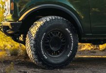 El neumático más resistente se vuelve aún más fuerte: BFGoodrich All-Terrain T/A KO3 llega al país La marca renueva su leyenda off-road con un neumático diseñado para la aventura en cualquier terreno. +15% de durabilidad y +20% de robustez y resistencia (respecto a su antecesor, el icónico BFGoodrich All-Terrain T/A KO2), ideal para los terrenos más exigentes. Desarrollados para SUVs y pickups, el segmento de mayor crecimiento en el mercado automotor. Santiago, 06 de mayo de 2025.- En el marco de un mercado automotriz en constante transformación, donde el segmento de las pickups y los SUVs se consolida como uno de los más dinámicos y aspiracionales, BFGoodrich lanza en Chile el nuevo All-Terrain T/A KO3, un neumático diseñado para superar todos los desafíos tanto dentro como fuera del asfalto. A diez años del lanzamiento del emblemático KO2, el KO3 llega para marcar un nuevo estándar en el segmento, combinando tecnología de competición, robustez inigualable y un estilo icónico que reafirma el espíritu off-road de la marca. Este nuevo neumático, tiene una amplia disponibilidad y está pensado tanto para los amantes del off-road como para quienes buscan un diseño robusto y prestaciones superiores en todos los terrenos, incluso en asfalto. “El KO3 representa un punto de inflexión para BFGoodrich en la región. Es un neumático que sintetiza todo nuestro ADN off-road, pero con una propuesta más versátil, pensada para un público más amplio y exigente. Hoy, nuestros consumidores no sólo buscan rendimiento extremo, sino también estética, seguridad, confort y eficiencia para su uso diario. El crecimiento del mercado de pickups y SUV nos desafió a evolucionar, y el KO3 es nuestra respuesta: más robusto, más durable y con la capacidad de adaptarse tanto a la ciudad como a los caminos más difíciles”, explicó Carlos Spinazzola, responsable de marketing-producto de autos y camionetas de BFGoodrich. En términos técnicos, las principales innovaciones del BFGoodrich All-Terrain T/A KO3 son: Durabilidad: su nueva banda de rodaje All-Terrain incluye un compuesto optimizado que ofrece hasta un 15% más de durabilidad* en comparación con su antecesor (el BFGoodrich All-Terrain T/A KO2). La estructura de área de contacto fue rediseñada para distribuir mejor la tensión durante el uso, lo que permite un desgaste más uniforme y prolonga la vida útil del neumático. Además, las laminillas 3D autoblocantes de profundidad total mejoran la rigidez de la banda de rodaje, reforzando la estabilidad en todo tipo de superficies. Robustez: el BFGoodrich All-Terrain T/A KO3 incorpora tecnología CoreGard®, con un hombro extendido hacia el lateral que protege la zona crítica del neumático contra golpes y cortes, una cualidad heredada del neumático de competición Baja T/A KR3, probado en las carreras más exigentes del off-road. Esta tecnología, combinada con un nuevo compuesto de goma más resistente, lo convierte en una herramienta ideal para condiciones severas fuera del camino, entregando una performance de resistencia 20% superior a su predecesor. Tracción: el rediseño de los hombros dentados, las nuevas barras anti-barro, junto con las laminillas 3D de profundidad total, le otorgan una mayor capacidad de tracción sobre nieve y barro, lo que, sumado a un patrón de escultura entrelazada en la banda de rodamiento y un nuevo compuesto de goma, le entregan mayor agarre y control también sobre piso mojado, logrando detenerse hasta 4,2 metros antes que su antecesor*, una diferencia clave en términos de seguridad. Estilo: el estilo, por su parte, también evoluciona. Presenta un diseño más agresivo, con letras blancas en relieve disponibles en más dimensiones y con mayor visibilidad. Además, incorpora el nuevo logo “Baja Champion”, y mejoras en la legibilidad de la información del neumático, que ahora se presenta con fuente más grande y destacada en todas sus dimensiones. Además de sus avances técnicos, el BFGoodrich All-Terrain T/A KO3 resuelve necesidades concretas para dos tipos de consumidores con deseos y expectativas diferentes. Por un lado, quienes viven, conducen y tienen un estilo de vida más urbano, valoran el diseño, la tecnología y el confort y a su vez buscan las últimas innovaciones que les brinden seguridad y status. Para ellos, este neumático entrega mayor confort y placer al manejar, seguridad, bajo nivel de ruido y una estética que sobresale. Por otro lado, el KO3 está pensado también para aquellos consumidores con un perfil predominantemente off-road que buscan explorar, superar desafíos y recorrer todo tipo de caminos. El KO3 les ofrecerá durabilidad, robustez, tracción, seguridad en condiciones extremas, resistencia y versatilidad para llegar a todos lados. El BFGoodrich All-Terrain T/A KO3 introducirá en Chile más de 60 dimensiones, de las cuales 7 de ellas son dimensiones nuevas en la gama All-Terrain. 48 de ellas llegarán al país en el transcurso de 2025 para completar el portafolio a finales del 2026, transformándose en la gama más importante de la marca en nuestro país. Todas ellas serán compatibles con los principales modelos de camionetas, SUVs y vehículos todo-terreno en aros de 15” a 22” del mercado chileno, como por ejemplo Toyota Hilux, Fortuner; Ford Ranger, F-150, Bronco; Chevrolet S-10, Trailblazer, Silverado; RAM Rampage, 1500, 2500; Jeep Wrangler, Volkswagen Amarok, Nissan Frontirer; Mitsubishi L200 y muchos más. Este neumático está disponible en los puntos de venta de la red Michelin. Con este lanzamiento, BFGoodrich refuerza su posicionamiento como referente en el segmento All-Terrain, ofreciendo un producto que responde a las nuevas expectativas de cualquier tipo de consumidor: más durabilidad, más robustez, más tracción, más diseño con una identidad clara, alineada con la pasión por la aventura. *Estudios internos realizados por la empresa.
