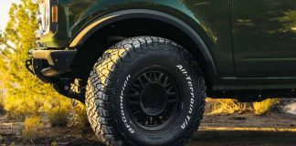 El neumático más resistente se vuelve aún más fuerte: BFGoodrich All-Terrain T/A KO3 llega al país La marca renueva su leyenda off-road con un neumático diseñado para la aventura en cualquier terreno. +15% de durabilidad y +20% de robustez y resistencia (respecto a su antecesor, el icónico BFGoodrich All-Terrain T/A KO2), ideal para los terrenos más exigentes. Desarrollados para SUVs y pickups, el segmento de mayor crecimiento en el mercado automotor. Santiago, 06 de mayo de 2025.- En el marco de un mercado automotriz en constante transformación, donde el segmento de las pickups y los SUVs se consolida como uno de los más dinámicos y aspiracionales, BFGoodrich lanza en Chile el nuevo All-Terrain T/A KO3, un neumático diseñado para superar todos los desafíos tanto dentro como fuera del asfalto. A diez años del lanzamiento del emblemático KO2, el KO3 llega para marcar un nuevo estándar en el segmento, combinando tecnología de competición, robustez inigualable y un estilo icónico que reafirma el espíritu off-road de la marca. Este nuevo neumático, tiene una amplia disponibilidad y está pensado tanto para los amantes del off-road como para quienes buscan un diseño robusto y prestaciones superiores en todos los terrenos, incluso en asfalto. “El KO3 representa un punto de inflexión para BFGoodrich en la región. Es un neumático que sintetiza todo nuestro ADN off-road, pero con una propuesta más versátil, pensada para un público más amplio y exigente. Hoy, nuestros consumidores no sólo buscan rendimiento extremo, sino también estética, seguridad, confort y eficiencia para su uso diario. El crecimiento del mercado de pickups y SUV nos desafió a evolucionar, y el KO3 es nuestra respuesta: más robusto, más durable y con la capacidad de adaptarse tanto a la ciudad como a los caminos más difíciles”, explicó Carlos Spinazzola, responsable de marketing-producto de autos y camionetas de BFGoodrich. En términos técnicos, las principales innovaciones del BFGoodrich All-Terrain T/A KO3 son: Durabilidad: su nueva banda de rodaje All-Terrain incluye un compuesto optimizado que ofrece hasta un 15% más de durabilidad* en comparación con su antecesor (el BFGoodrich All-Terrain T/A KO2). La estructura de área de contacto fue rediseñada para distribuir mejor la tensión durante el uso, lo que permite un desgaste más uniforme y prolonga la vida útil del neumático. Además, las laminillas 3D autoblocantes de profundidad total mejoran la rigidez de la banda de rodaje, reforzando la estabilidad en todo tipo de superficies. Robustez: el BFGoodrich All-Terrain T/A KO3 incorpora tecnología CoreGard®, con un hombro extendido hacia el lateral que protege la zona crítica del neumático contra golpes y cortes, una cualidad heredada del neumático de competición Baja T/A KR3, probado en las carreras más exigentes del off-road. Esta tecnología, combinada con un nuevo compuesto de goma más resistente, lo convierte en una herramienta ideal para condiciones severas fuera del camino, entregando una performance de resistencia 20% superior a su predecesor. Tracción: el rediseño de los hombros dentados, las nuevas barras anti-barro, junto con las laminillas 3D de profundidad total, le otorgan una mayor capacidad de tracción sobre nieve y barro, lo que, sumado a un patrón de escultura entrelazada en la banda de rodamiento y un nuevo compuesto de goma, le entregan mayor agarre y control también sobre piso mojado, logrando detenerse hasta 4,2 metros antes que su antecesor*, una diferencia clave en términos de seguridad. Estilo: el estilo, por su parte, también evoluciona. Presenta un diseño más agresivo, con letras blancas en relieve disponibles en más dimensiones y con mayor visibilidad. Además, incorpora el nuevo logo “Baja Champion”, y mejoras en la legibilidad de la información del neumático, que ahora se presenta con fuente más grande y destacada en todas sus dimensiones. Además de sus avances técnicos, el BFGoodrich All-Terrain T/A KO3 resuelve necesidades concretas para dos tipos de consumidores con deseos y expectativas diferentes. Por un lado, quienes viven, conducen y tienen un estilo de vida más urbano, valoran el diseño, la tecnología y el confort y a su vez buscan las últimas innovaciones que les brinden seguridad y status. Para ellos, este neumático entrega mayor confort y placer al manejar, seguridad, bajo nivel de ruido y una estética que sobresale. Por otro lado, el KO3 está pensado también para aquellos consumidores con un perfil predominantemente off-road que buscan explorar, superar desafíos y recorrer todo tipo de caminos. El KO3 les ofrecerá durabilidad, robustez, tracción, seguridad en condiciones extremas, resistencia y versatilidad para llegar a todos lados. El BFGoodrich All-Terrain T/A KO3 introducirá en Chile más de 60 dimensiones, de las cuales 7 de ellas son dimensiones nuevas en la gama All-Terrain. 48 de ellas llegarán al país en el transcurso de 2025 para completar el portafolio a finales del 2026, transformándose en la gama más importante de la marca en nuestro país. Todas ellas serán compatibles con los principales modelos de camionetas, SUVs y vehículos todo-terreno en aros de 15” a 22” del mercado chileno, como por ejemplo Toyota Hilux, Fortuner; Ford Ranger, F-150, Bronco; Chevrolet S-10, Trailblazer, Silverado; RAM Rampage, 1500, 2500; Jeep Wrangler, Volkswagen Amarok, Nissan Frontirer; Mitsubishi L200 y muchos más. Este neumático está disponible en los puntos de venta de la red Michelin. Con este lanzamiento, BFGoodrich refuerza su posicionamiento como referente en el segmento All-Terrain, ofreciendo un producto que responde a las nuevas expectativas de cualquier tipo de consumidor: más durabilidad, más robustez, más tracción, más diseño con una identidad clara, alineada con la pasión por la aventura. *Estudios internos realizados por la empresa.