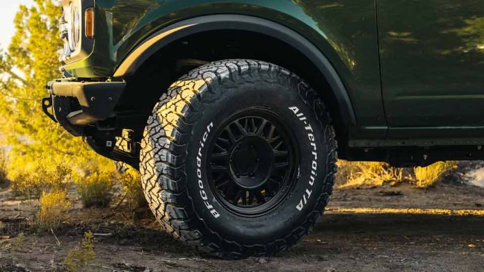 El neumático más resistente se vuelve aún más fuerte: BFGoodrich All-Terrain T/A KO3 llega al país La marca renueva su leyenda off-road con un neumático diseñado para la aventura en cualquier terreno. +15% de durabilidad y +20% de robustez y resistencia (respecto a su antecesor, el icónico BFGoodrich All-Terrain T/A KO2), ideal para los terrenos más exigentes. Desarrollados para SUVs y pickups, el segmento de mayor crecimiento en el mercado automotor. Santiago, 06 de mayo de 2025.- En el marco de un mercado automotriz en constante transformación, donde el segmento de las pickups y los SUVs se consolida como uno de los más dinámicos y aspiracionales, BFGoodrich lanza en Chile el nuevo All-Terrain T/A KO3, un neumático diseñado para superar todos los desafíos tanto dentro como fuera del asfalto. A diez años del lanzamiento del emblemático KO2, el KO3 llega para marcar un nuevo estándar en el segmento, combinando tecnología de competición, robustez inigualable y un estilo icónico que reafirma el espíritu off-road de la marca. Este nuevo neumático, tiene una amplia disponibilidad y está pensado tanto para los amantes del off-road como para quienes buscan un diseño robusto y prestaciones superiores en todos los terrenos, incluso en asfalto. “El KO3 representa un punto de inflexión para BFGoodrich en la región. Es un neumático que sintetiza todo nuestro ADN off-road, pero con una propuesta más versátil, pensada para un público más amplio y exigente. Hoy, nuestros consumidores no sólo buscan rendimiento extremo, sino también estética, seguridad, confort y eficiencia para su uso diario. El crecimiento del mercado de pickups y SUV nos desafió a evolucionar, y el KO3 es nuestra respuesta: más robusto, más durable y con la capacidad de adaptarse tanto a la ciudad como a los caminos más difíciles”, explicó Carlos Spinazzola, responsable de marketing-producto de autos y camionetas de BFGoodrich. En términos técnicos, las principales innovaciones del BFGoodrich All-Terrain T/A KO3 son: Durabilidad: su nueva banda de rodaje All-Terrain incluye un compuesto optimizado que ofrece hasta un 15% más de durabilidad* en comparación con su antecesor (el BFGoodrich All-Terrain T/A KO2). La estructura de área de contacto fue rediseñada para distribuir mejor la tensión durante el uso, lo que permite un desgaste más uniforme y prolonga la vida útil del neumático. Además, las laminillas 3D autoblocantes de profundidad total mejoran la rigidez de la banda de rodaje, reforzando la estabilidad en todo tipo de superficies. Robustez: el BFGoodrich All-Terrain T/A KO3 incorpora tecnología CoreGard®, con un hombro extendido hacia el lateral que protege la zona crítica del neumático contra golpes y cortes, una cualidad heredada del neumático de competición Baja T/A KR3, probado en las carreras más exigentes del off-road. Esta tecnología, combinada con un nuevo compuesto de goma más resistente, lo convierte en una herramienta ideal para condiciones severas fuera del camino, entregando una performance de resistencia 20% superior a su predecesor. Tracción: el rediseño de los hombros dentados, las nuevas barras anti-barro, junto con las laminillas 3D de profundidad total, le otorgan una mayor capacidad de tracción sobre nieve y barro, lo que, sumado a un patrón de escultura entrelazada en la banda de rodamiento y un nuevo compuesto de goma, le entregan mayor agarre y control también sobre piso mojado, logrando detenerse hasta 4,2 metros antes que su antecesor*, una diferencia clave en términos de seguridad. Estilo: el estilo, por su parte, también evoluciona. Presenta un diseño más agresivo, con letras blancas en relieve disponibles en más dimensiones y con mayor visibilidad. Además, incorpora el nuevo logo “Baja Champion”, y mejoras en la legibilidad de la información del neumático, que ahora se presenta con fuente más grande y destacada en todas sus dimensiones. Además de sus avances técnicos, el BFGoodrich All-Terrain T/A KO3 resuelve necesidades concretas para dos tipos de consumidores con deseos y expectativas diferentes. Por un lado, quienes viven, conducen y tienen un estilo de vida más urbano, valoran el diseño, la tecnología y el confort y a su vez buscan las últimas innovaciones que les brinden seguridad y status. Para ellos, este neumático entrega mayor confort y placer al manejar, seguridad, bajo nivel de ruido y una estética que sobresale. Por otro lado, el KO3 está pensado también para aquellos consumidores con un perfil predominantemente off-road que buscan explorar, superar desafíos y recorrer todo tipo de caminos. El KO3 les ofrecerá durabilidad, robustez, tracción, seguridad en condiciones extremas, resistencia y versatilidad para llegar a todos lados. El BFGoodrich All-Terrain T/A KO3 introducirá en Chile más de 60 dimensiones, de las cuales 7 de ellas son dimensiones nuevas en la gama All-Terrain. 48 de ellas llegarán al país en el transcurso de 2025 para completar el portafolio a finales del 2026, transformándose en la gama más importante de la marca en nuestro país. Todas ellas serán compatibles con los principales modelos de camionetas, SUVs y vehículos todo-terreno en aros de 15” a 22” del mercado chileno, como por ejemplo Toyota Hilux, Fortuner; Ford Ranger, F-150, Bronco; Chevrolet S-10, Trailblazer, Silverado; RAM Rampage, 1500, 2500; Jeep Wrangler, Volkswagen Amarok, Nissan Frontirer; Mitsubishi L200 y muchos más. Este neumático está disponible en los puntos de venta de la red Michelin. Con este lanzamiento, BFGoodrich refuerza su posicionamiento como referente en el segmento All-Terrain, ofreciendo un producto que responde a las nuevas expectativas de cualquier tipo de consumidor: más durabilidad, más robustez, más tracción, más diseño con una identidad clara, alineada con la pasión por la aventura. *Estudios internos realizados por la empresa.