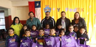 Más de 1300 abrigos nuevos han sido entregados por FedEx y Desafío Levantemos Chile en los últimos tres años a escolares de todo el país