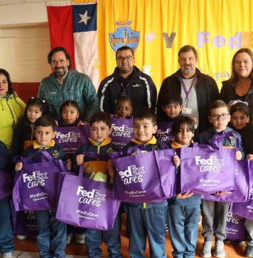 Más de 1300 abrigos nuevos han sido entregados por FedEx y Desafío Levantemos Chile en los últimos tres años a escolares de todo el país