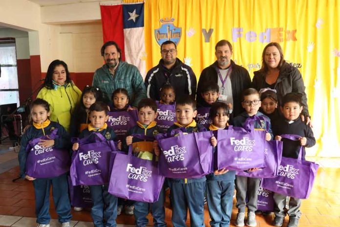 Más de 1300 abrigos nuevos han sido entregados por FedEx y Desafío Levantemos Chile en los últimos tres años a escolares de todo el país