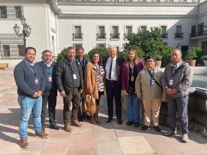 Trabajadoras de la industria pesquera del Biobío entregan carta en La Moneda y exigen intervención inmediata